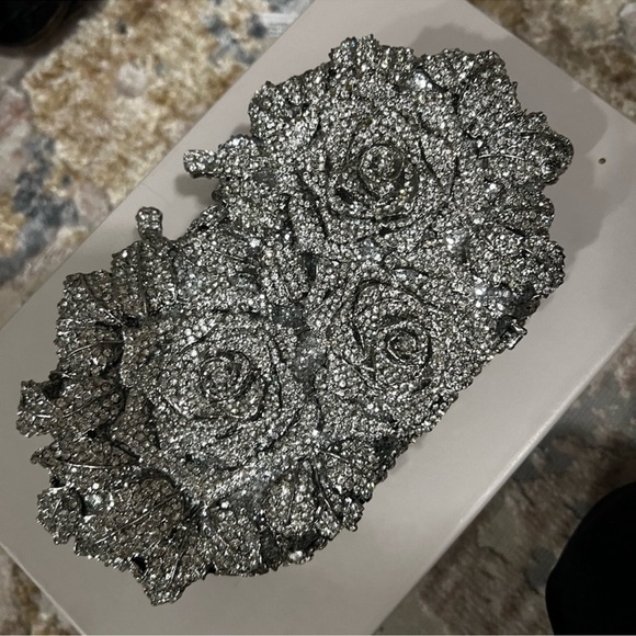 ‼️WOW‼️Elegant Silver 3 Floral rhinestone Clutch‼️NWOT - Picture 6 of 10
